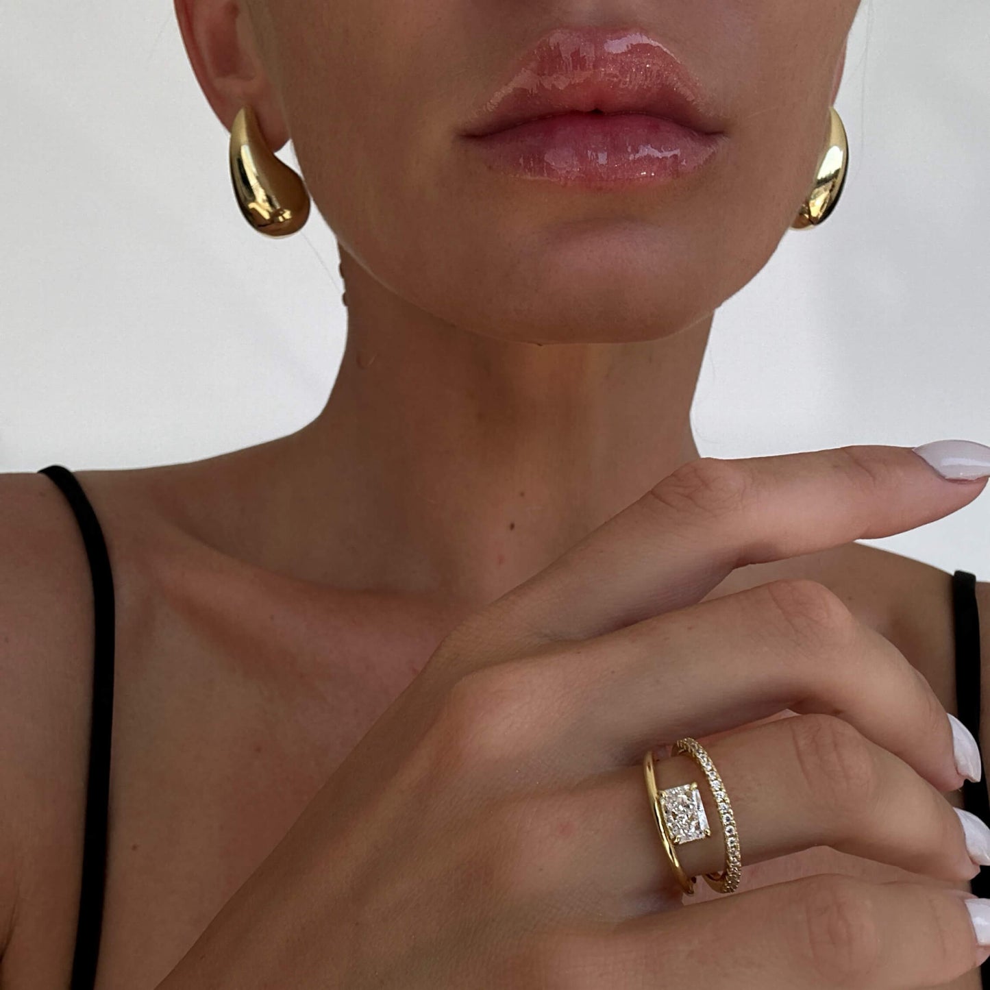 Mary Teardrop Gold Earrings